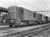 154296 Afbeelding van de diesel-electrische locomotieven nrs. 2402 en 2401 (serie 2400/2500) van de N.S. met een ...